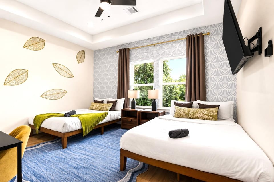 Bed, TV and multimedia, Photo of the whole room, Bedroom
