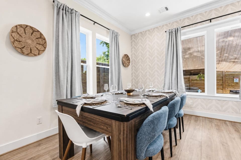 Day, Dining area