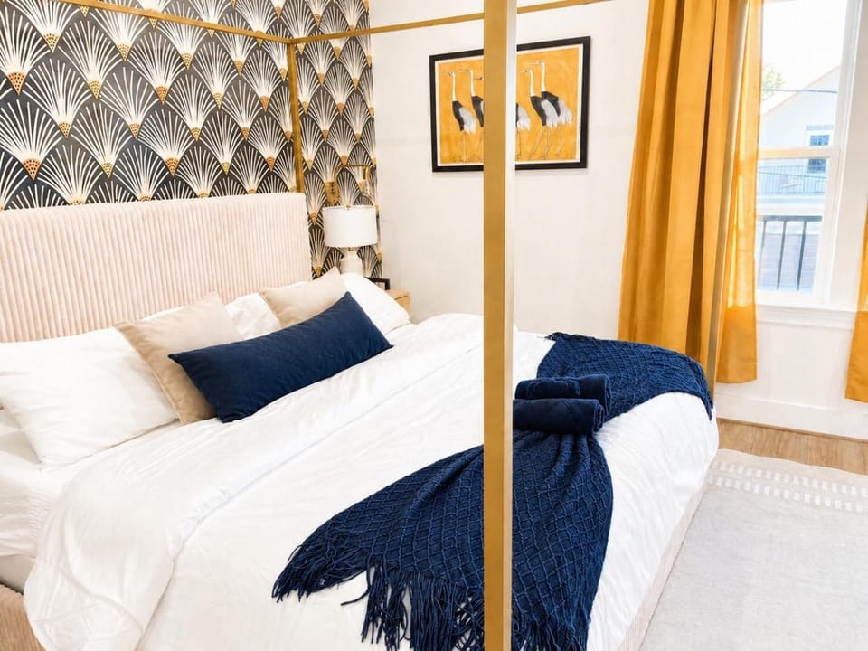 Bed, Photo of the whole room, Decorative detail, Bedroom