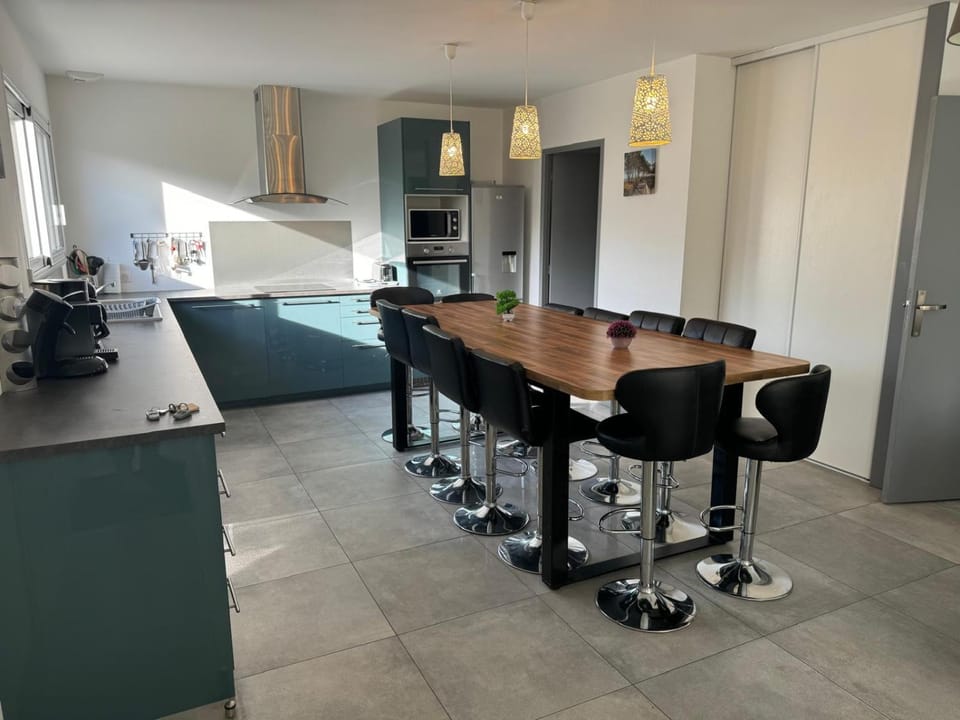 Coffee/tea facilities, Kitchen or kitchenette, Dining area, microwave, oven, stove
