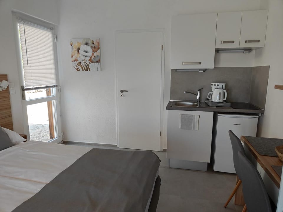 Kitchen or kitchenette, Bedroom