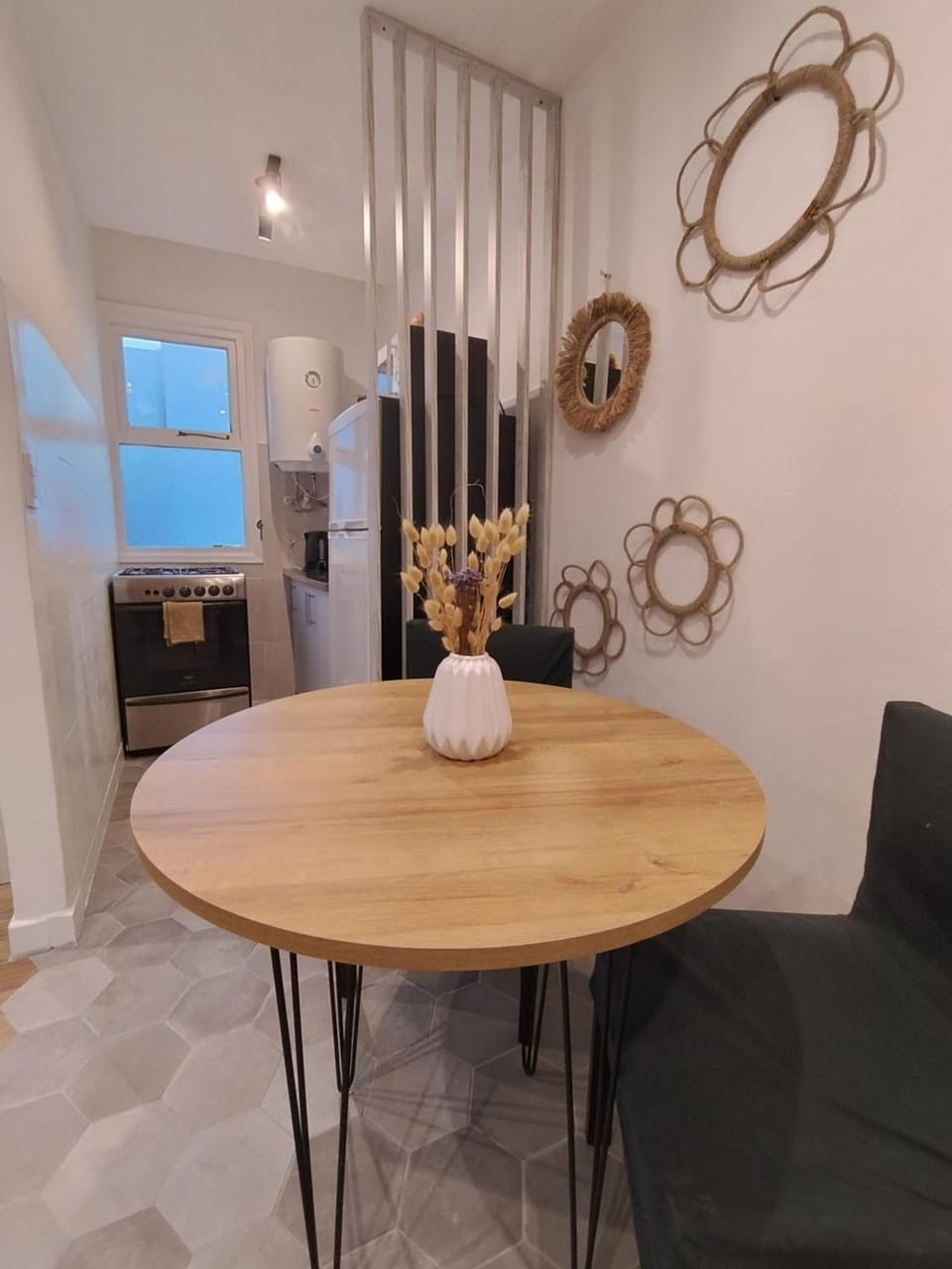 Kitchen or kitchenette, Dining area