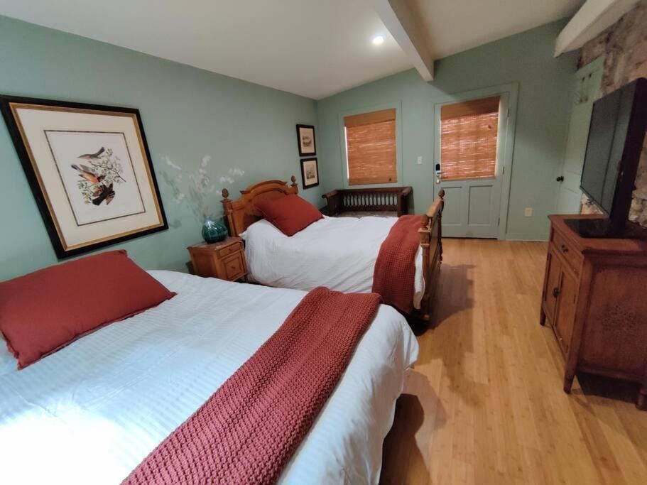 Bed, TV and multimedia, Bedroom