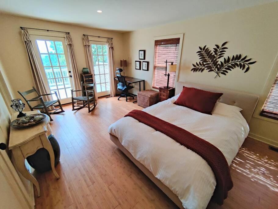 Bed, Photo of the whole room, Bedroom