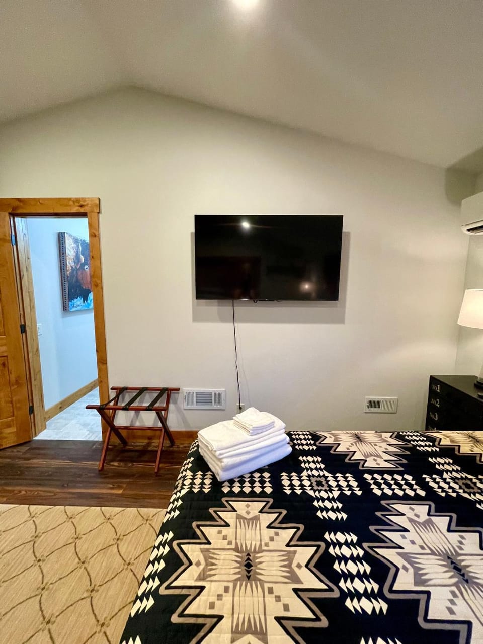 Bed, TV and multimedia, Bedroom, towels