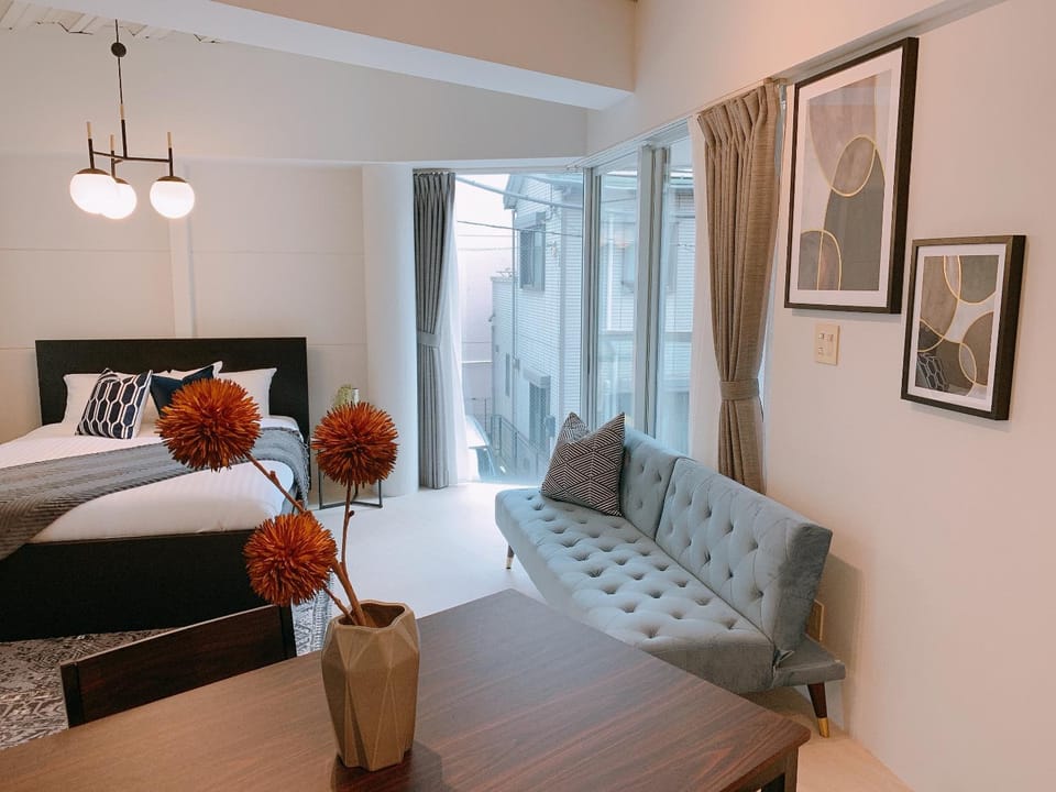 Bed, Seating area, Bedroom