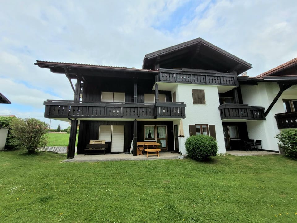 Property building, Garden, Balcony/Terrace