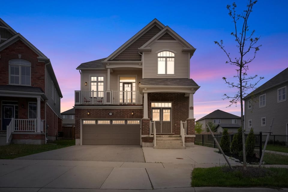 Entire 6BR 2 king 8 beds in total pets 3 GB WiFi House in Kitchener