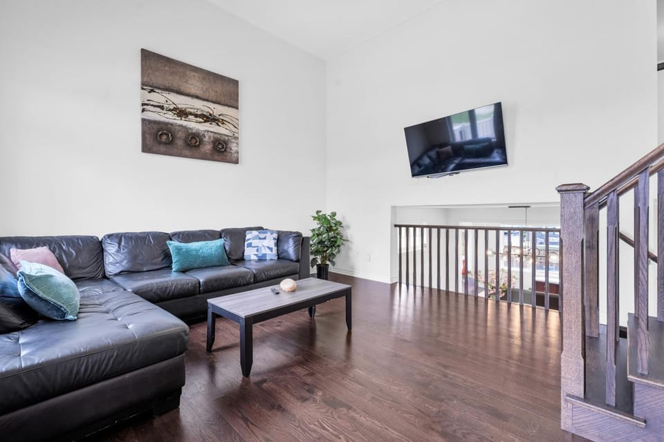 Entire 6BR 2 king 8 beds in total pets 3 GB WiFi House in Kitchener