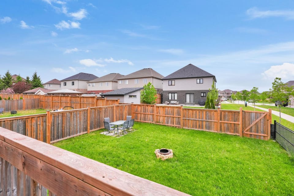 Entire 6BR 2 king 8 beds in total pets 3 GB WiFi House in Kitchener