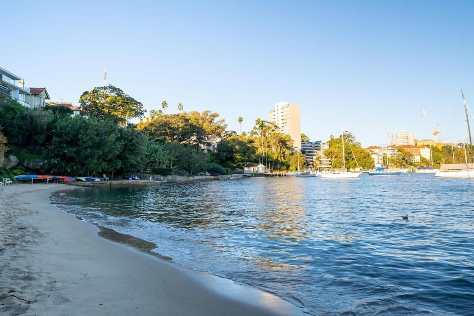 Bay Court III - Spacious Studio near Hayes Beach Apartment in Sydney