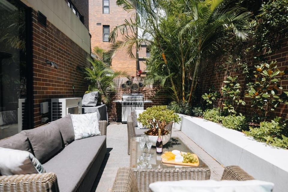 'The Courtyard Retreat=' Designer Abode, Mosman Apartment in Sydney