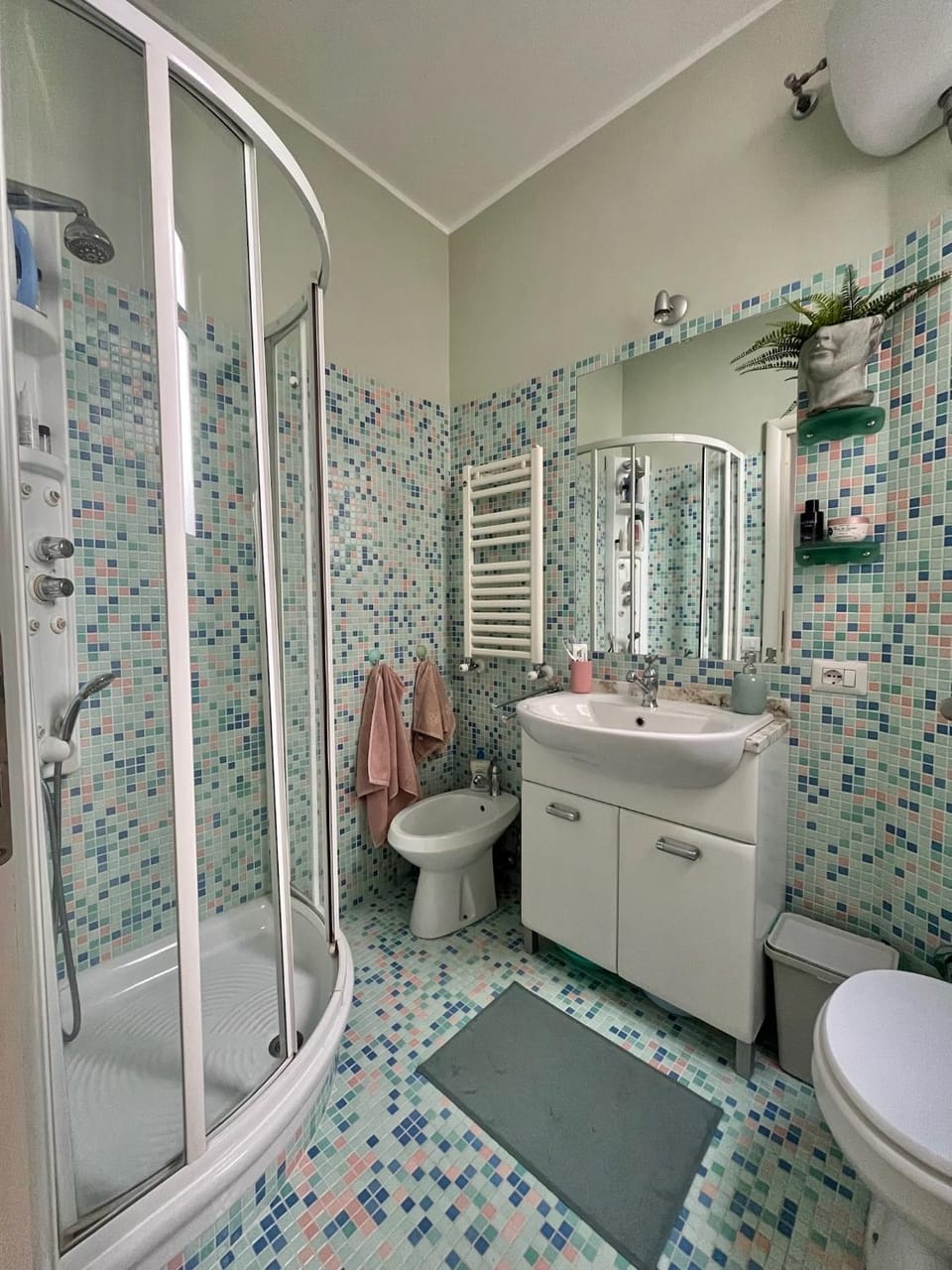 Shower, Toilet, Bathroom, towels