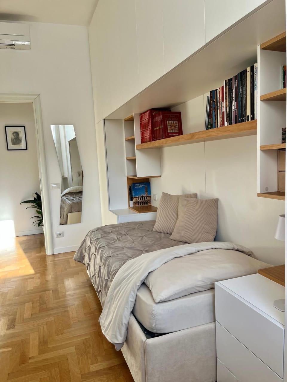 Bed, Photo of the whole room, Bedroom, air conditioner