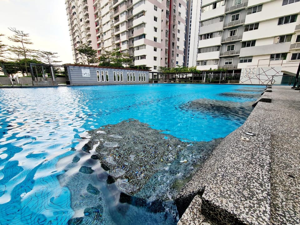 Property building, Day, Pool view, Swimming pool, sunbed
