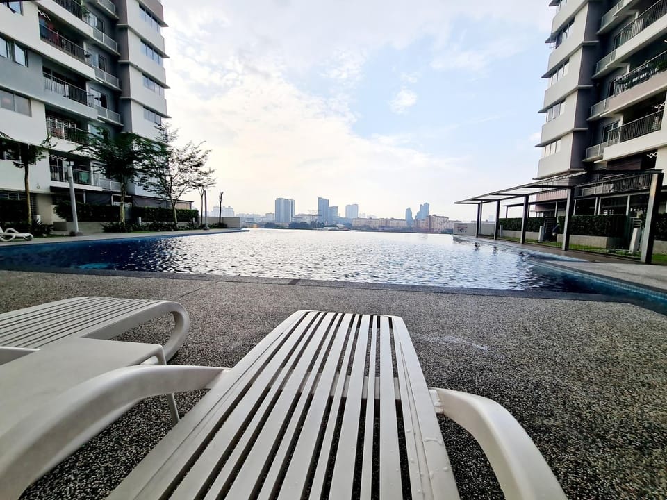 Property building, Day, Balcony/Terrace, City view, Pool view, Swimming pool, sunbed