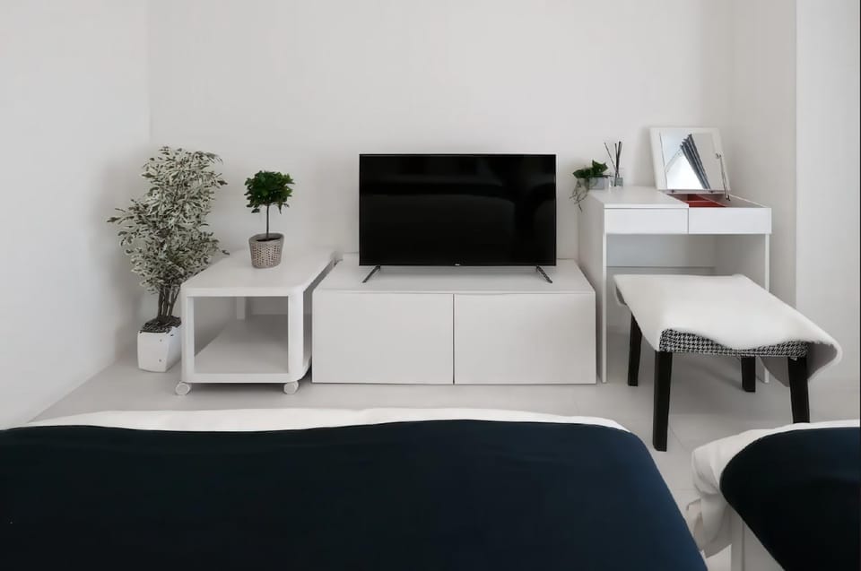 Bed, TV and multimedia, Living room, Bedroom