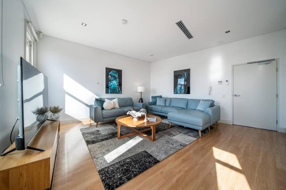 Aqua by the Sea - 1BR, Beachfront, Pool & Gym Apartment in Adelaide