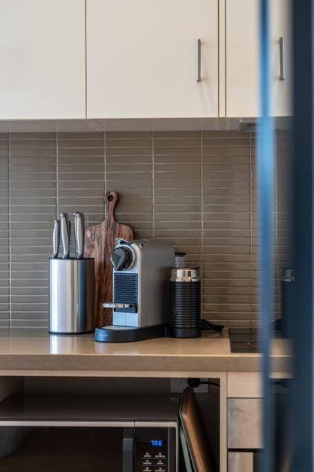 Aqua by the Sea - 1BR, Beachfront, Pool & Gym Apartment in Adelaide