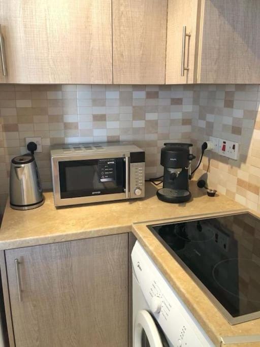 Coffee/tea facilities, Kitchen or kitchenette, stove
