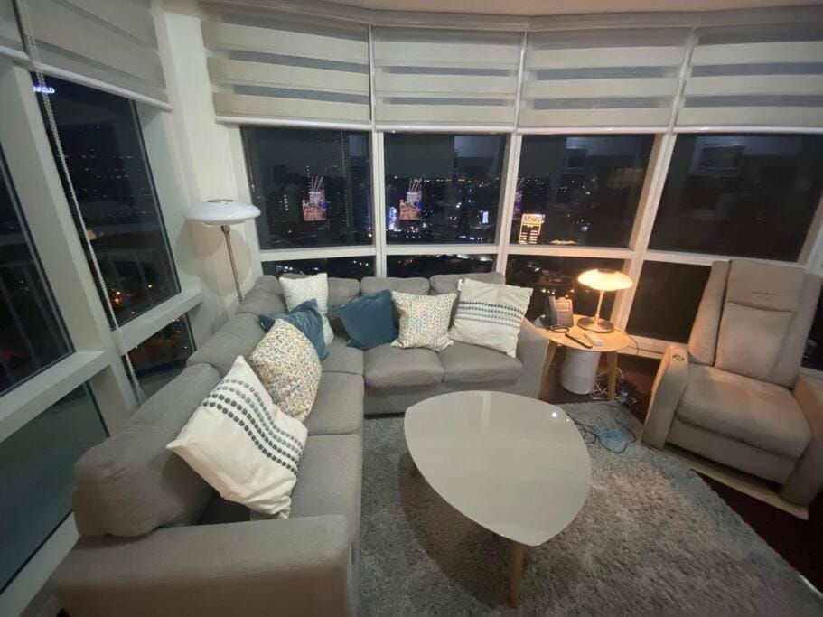 1BR Premium condo - Twin Oaks Pl PANORAMIC VIEW Apartment in Mandaluyong
