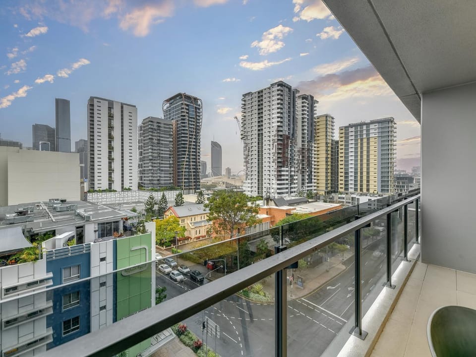 Property building, Day, Balcony/Terrace, City view
