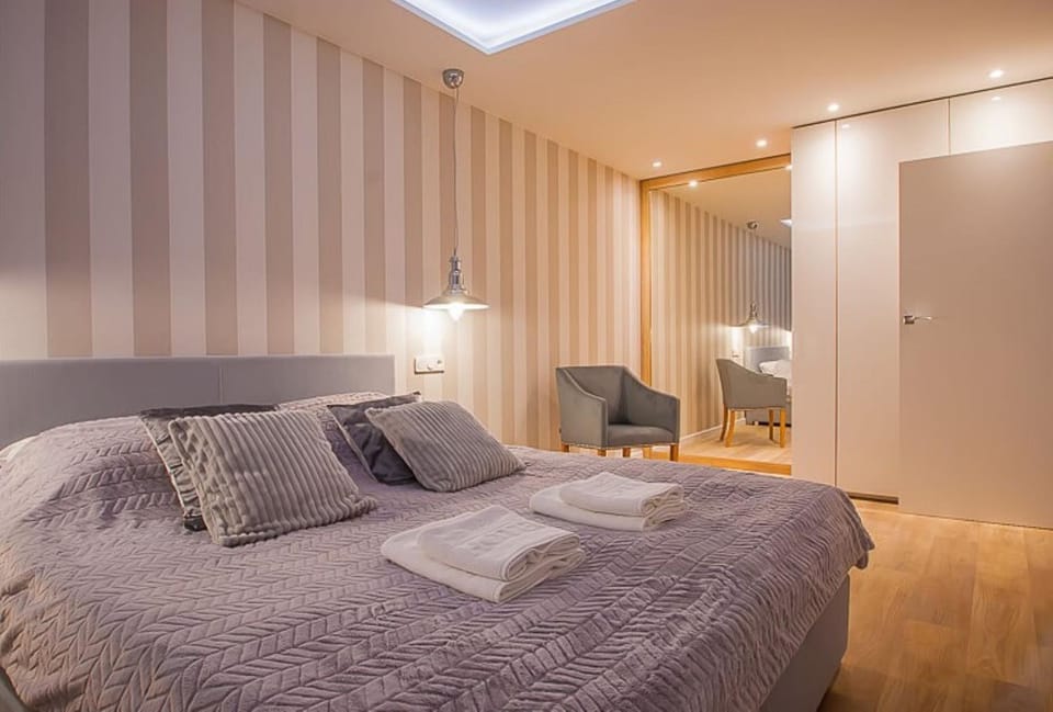 Bed, Photo of the whole room, Bedroom, towels, wardrobe