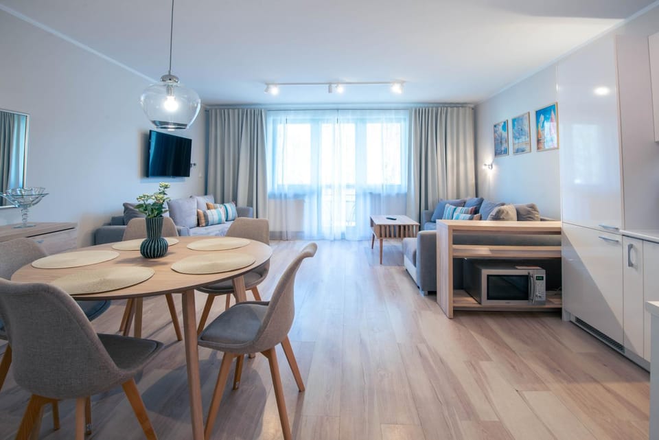 TV and multimedia, Living room, Photo of the whole room, Seating area, Dining area