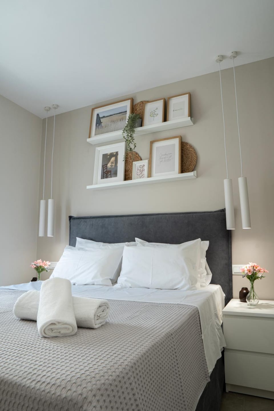 Bed, Photo of the whole room, Decorative detail, Bedroom, towels