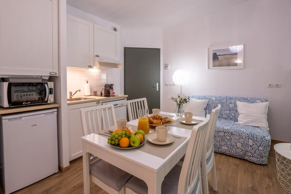 Kitchen or kitchenette, Living room, Dining area