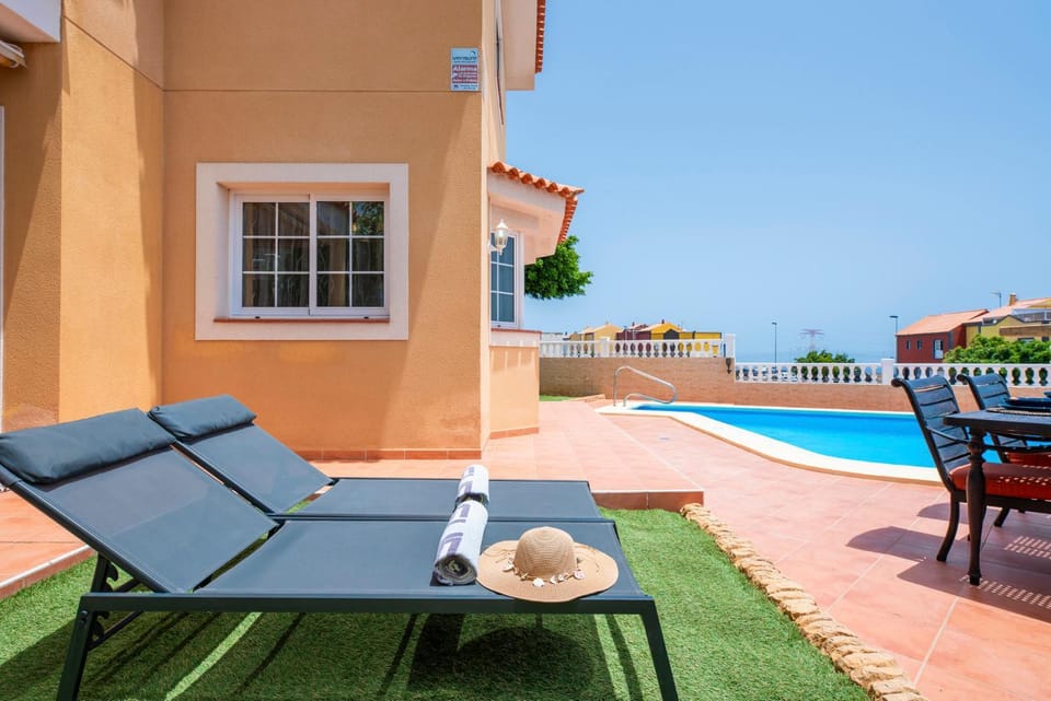 Balcony/Terrace, Swimming pool, sunbed