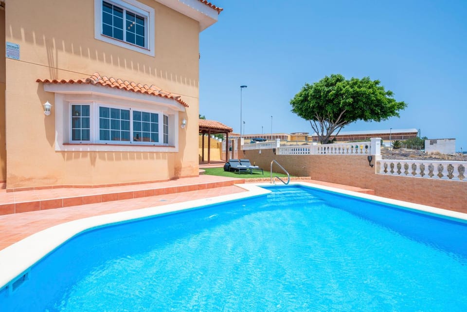 Property building, Swimming pool, sunbed