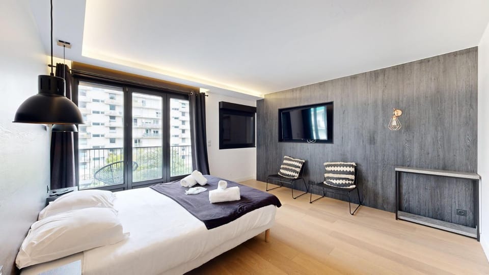 Bed, TV and multimedia, Bedroom
