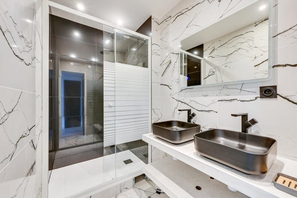 Shower, Bathroom, towels