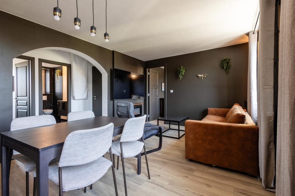 TV and multimedia, Living room, Seating area, Dining area