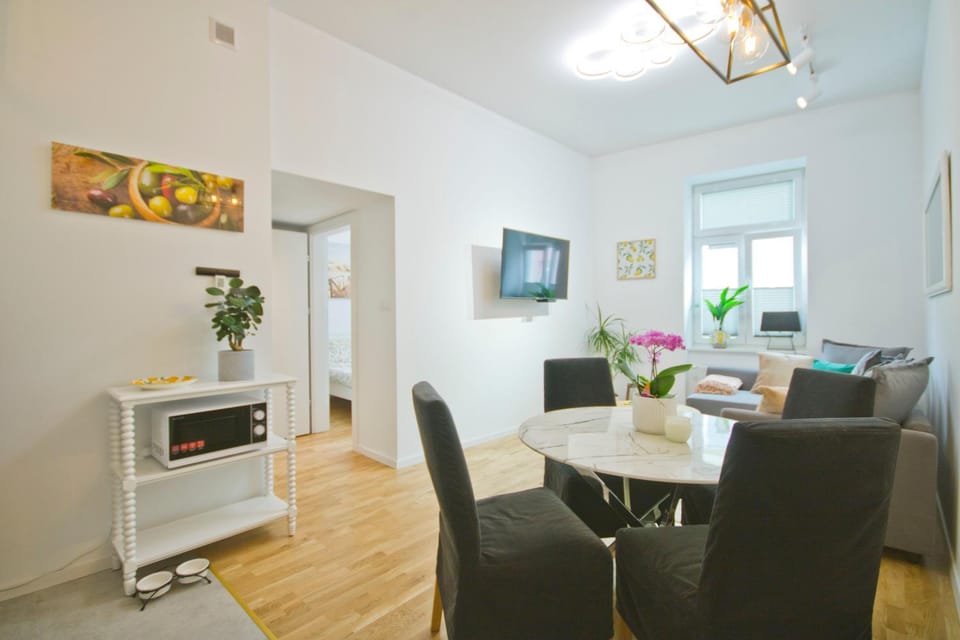 TV and multimedia, Kitchen or kitchenette, Living room, Seating area, Dining area