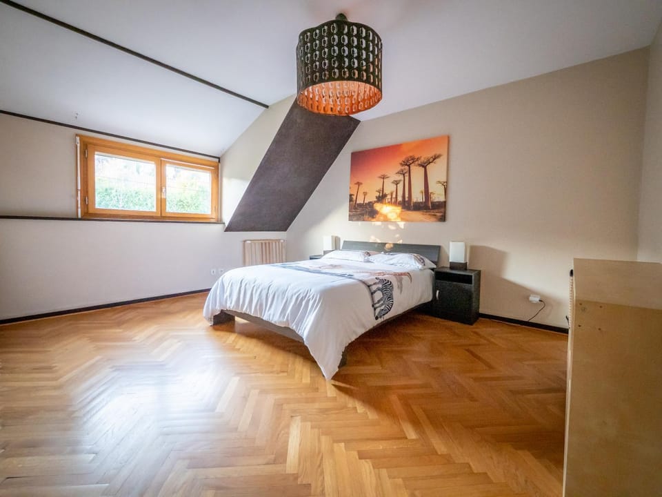 Photo of the whole room, Bedroom