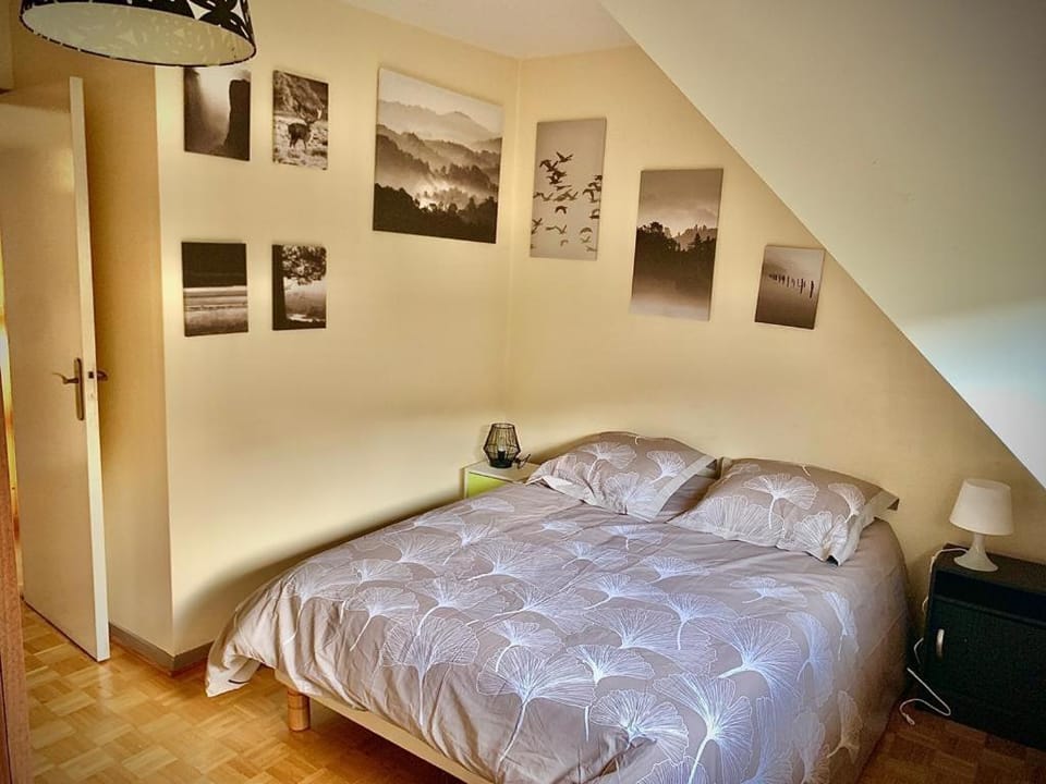 Photo of the whole room, Bedroom