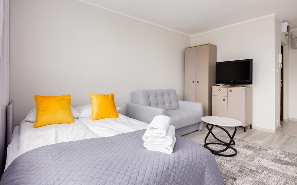 Communal lounge/ TV room, Bed, TV and multimedia, Living room, Photo of the whole room, Seating area, Evening entertainment, Bedroom, towels, wardrobe