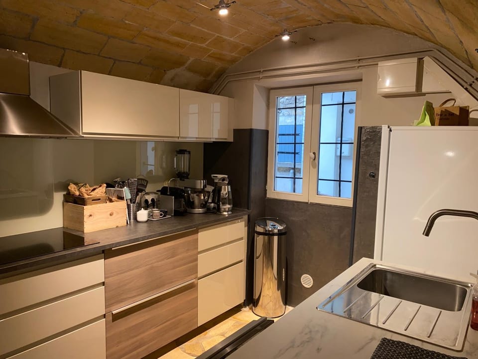 Coffee/tea facilities, Kitchen or kitchenette, dishwasher, oven, stove, toaster