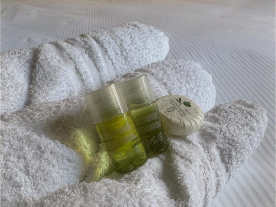 Bed, towels