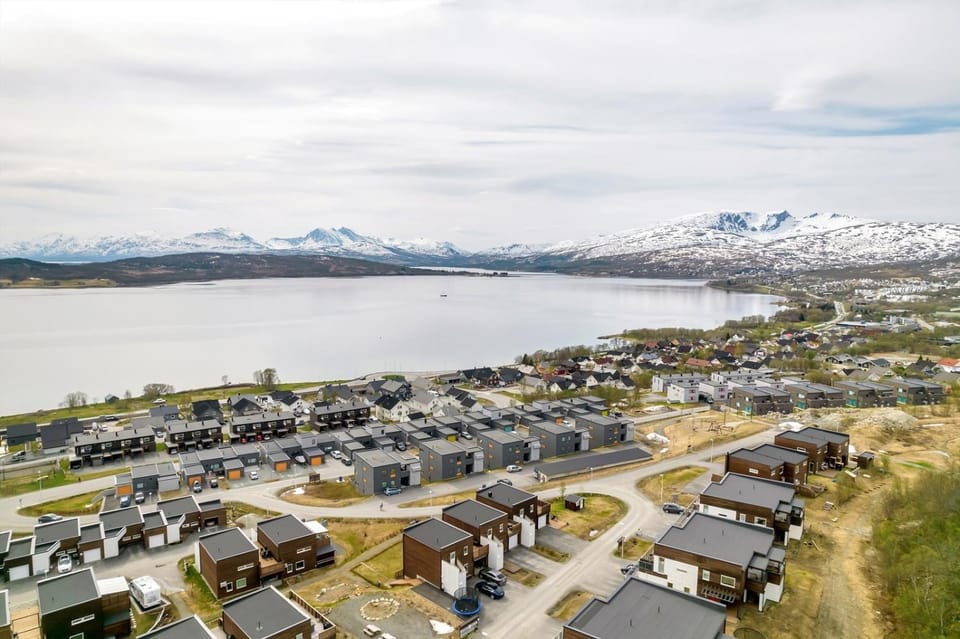 Mountain view, Sea view