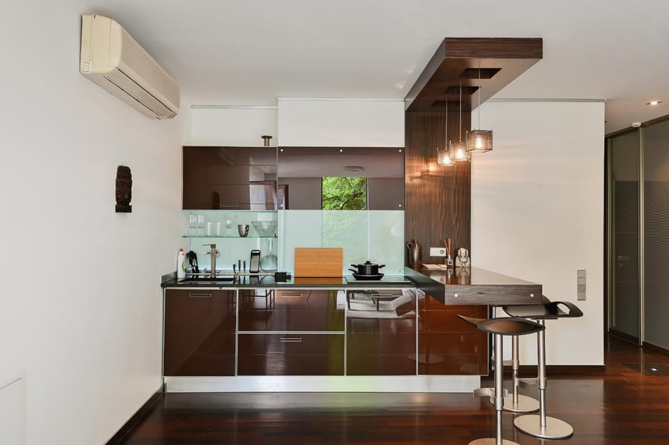 Kitchen or kitchenette, Dining area, minibar, air conditioner