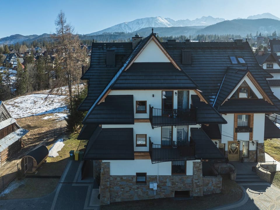 Property building, Day, Natural landscape, Bird's eye view, Mountain view