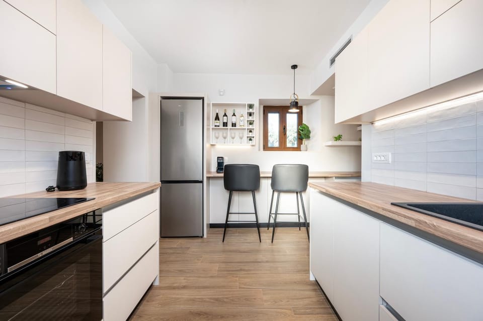 Kitchen or kitchenette, dishwasher, oven