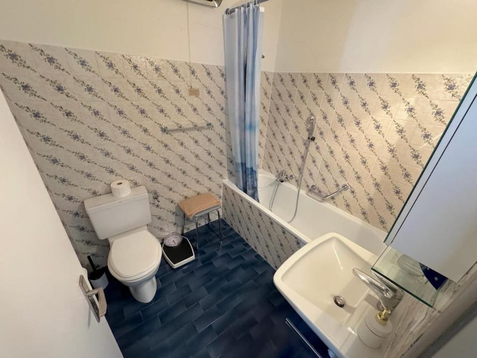 Shower, Toilet, Bathroom, Bath