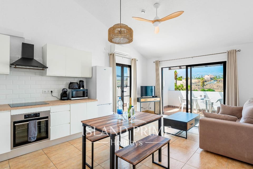 TV and multimedia, Coffee/tea facilities, Balcony/Terrace, Kitchen or kitchenette, Living room, Seating area, Dining area, oven, stove, toaster