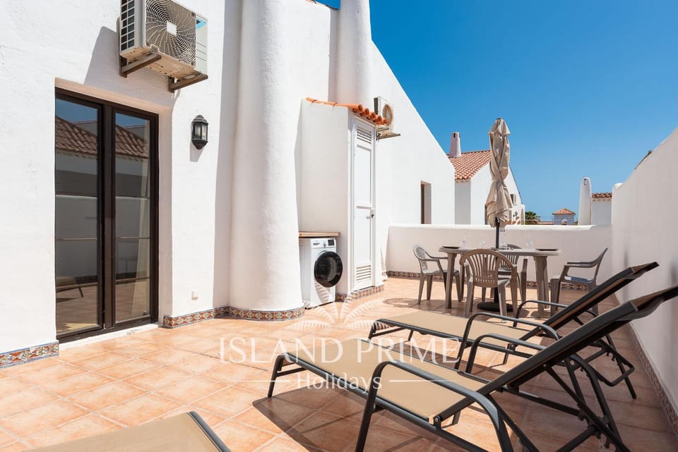 Balcony/Terrace, Seating area, Dining area, sunbed, washing machine