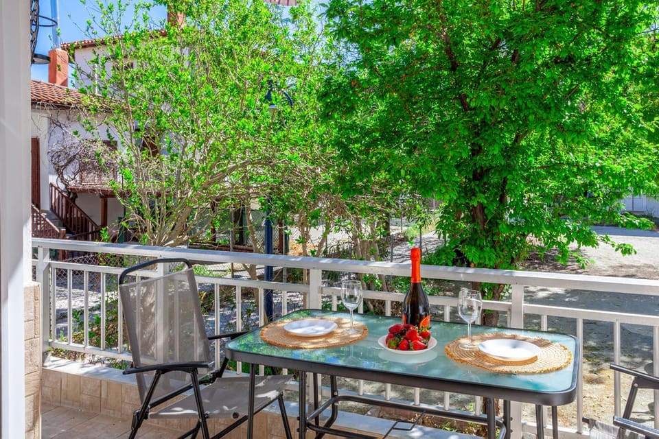 Spring, Day, Garden, View (from property/room), Balcony/Terrace, Dining area, Garden view