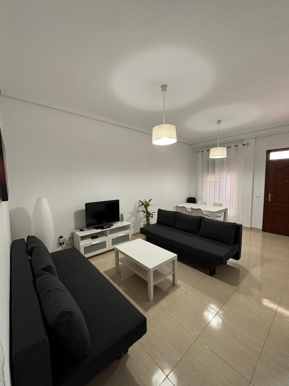 TV and multimedia, Living room, Lounge or bar, Seating area, air conditioner